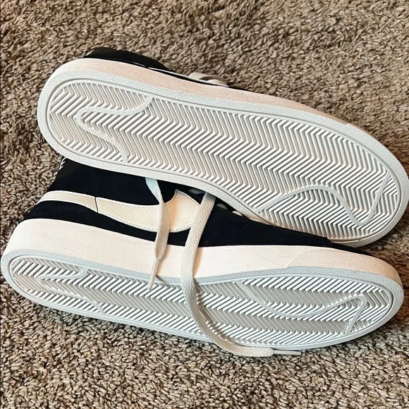 Nike Women's Black and White Sneakers - Picture 4 of 6